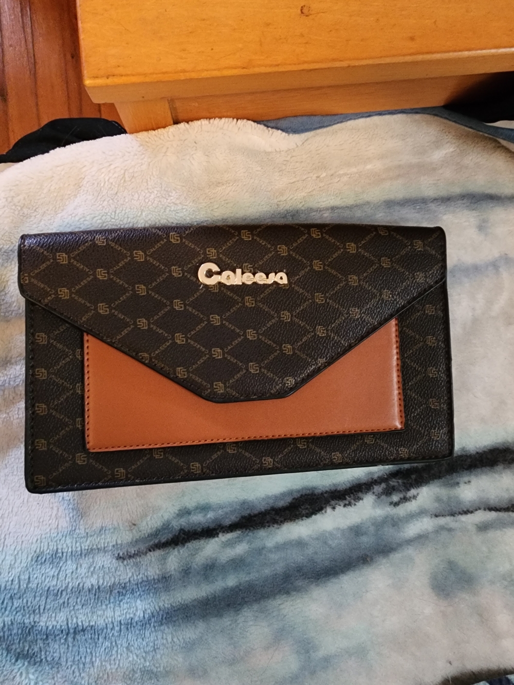 Like New Caleesa Envelope Clutch Wallet